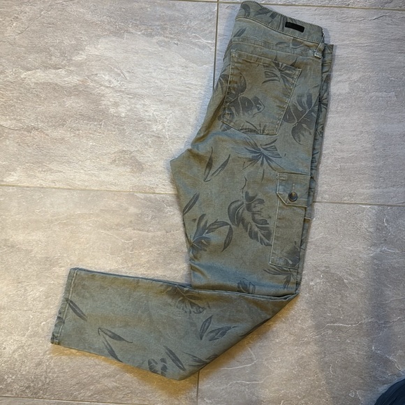 New Kut from the Kloth Leaf Print Cargo Pants - Picture 5 of 5